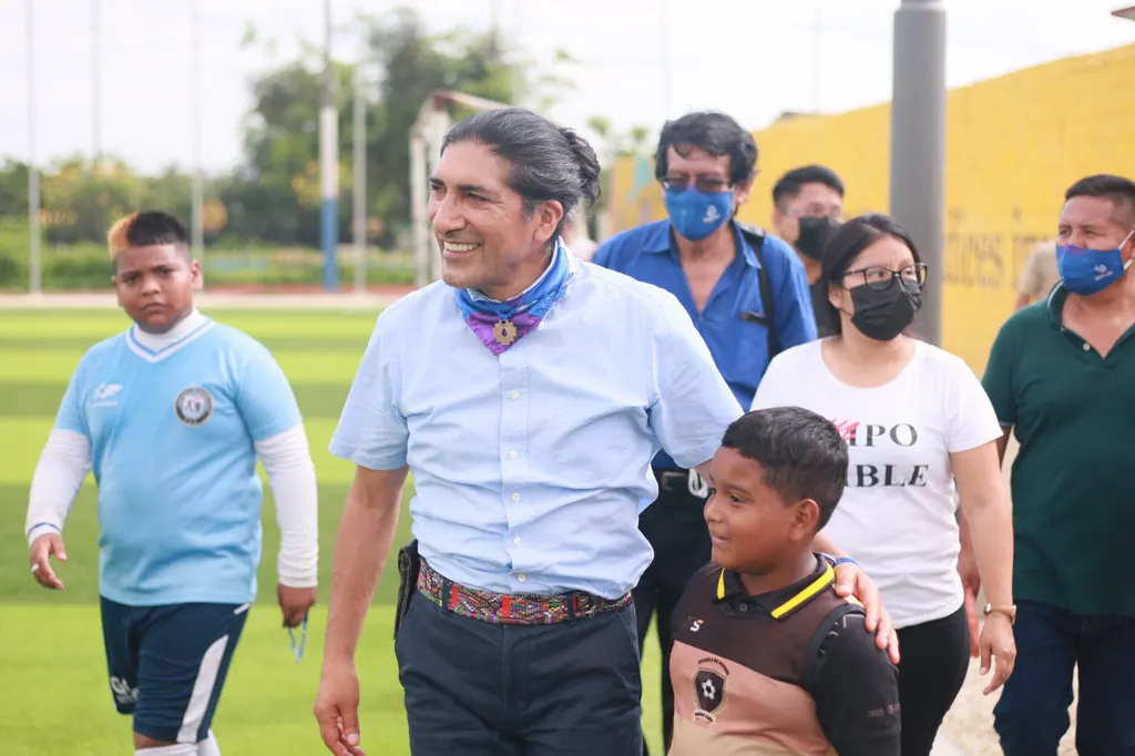 Yaku Pérez Guartambel sonríe junto a niños y vecinos durante un recorrido comunitario